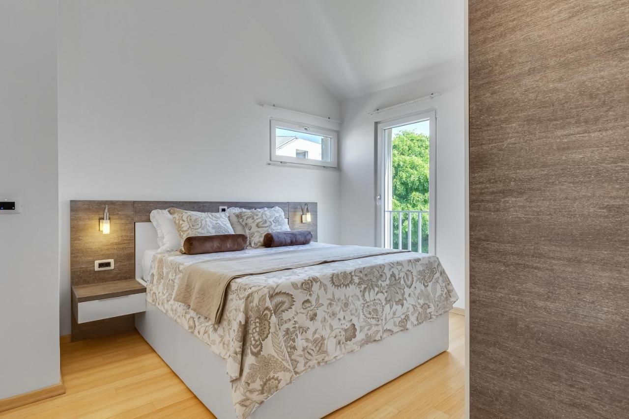Luxury Two-Floor Apartment In Petrcane With Garden And Pool Екстериор снимка