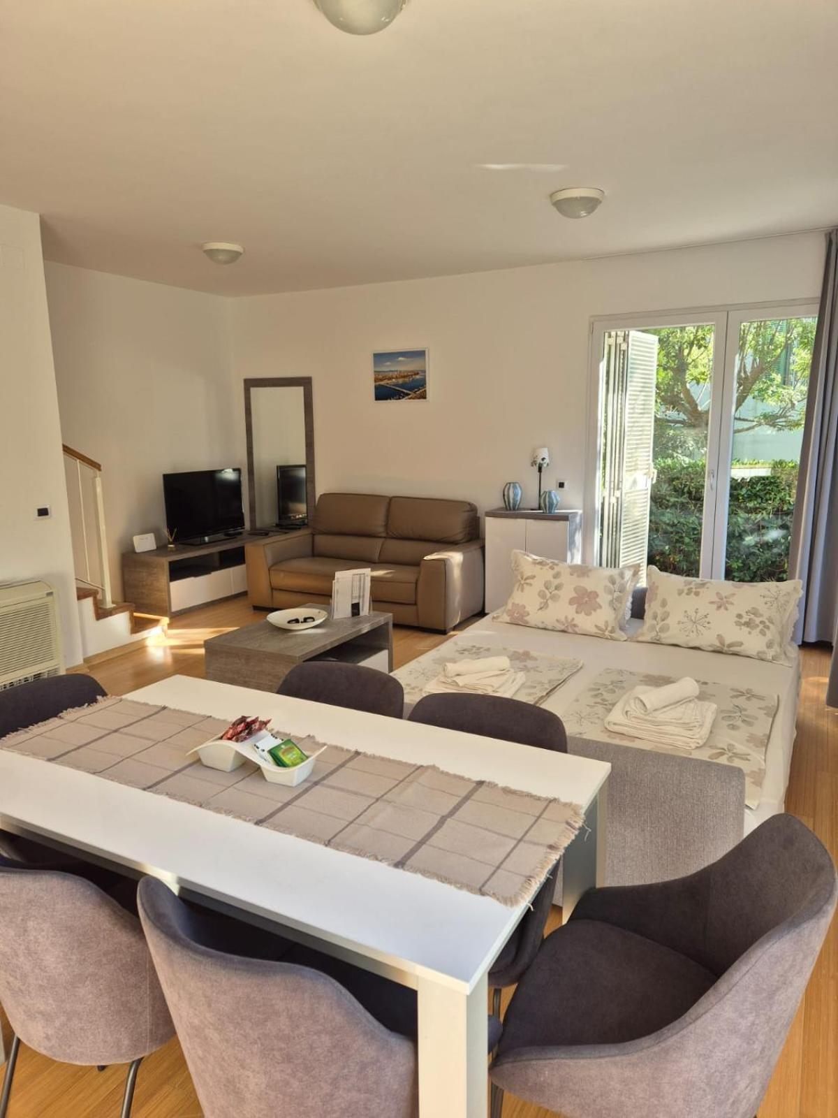 Luxury Two-Floor Apartment In Petrcane With Garden And Pool Екстериор снимка